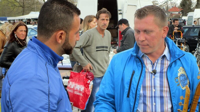 Otto Schulte (re.) mit Interessenten auf dem Flohmarkt – Bild: RTL II