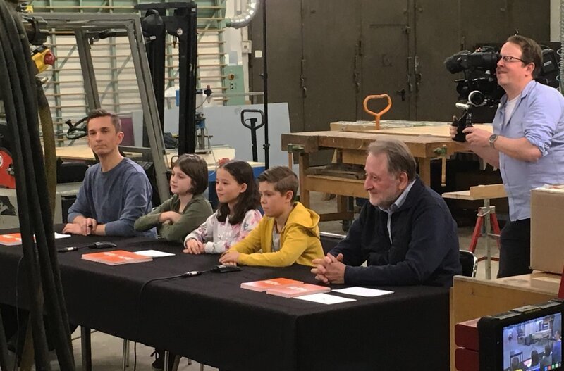 Die Jury, bestehend aus „PUR+“-Moderator Eric Mayer, drei Schülern und Hans-Georg Torkel vom Deutschen Erfinderverband, nahm die drei Erfindung kritisch unter die Lupe. – Bild: ZDF/​Rolf Schneider