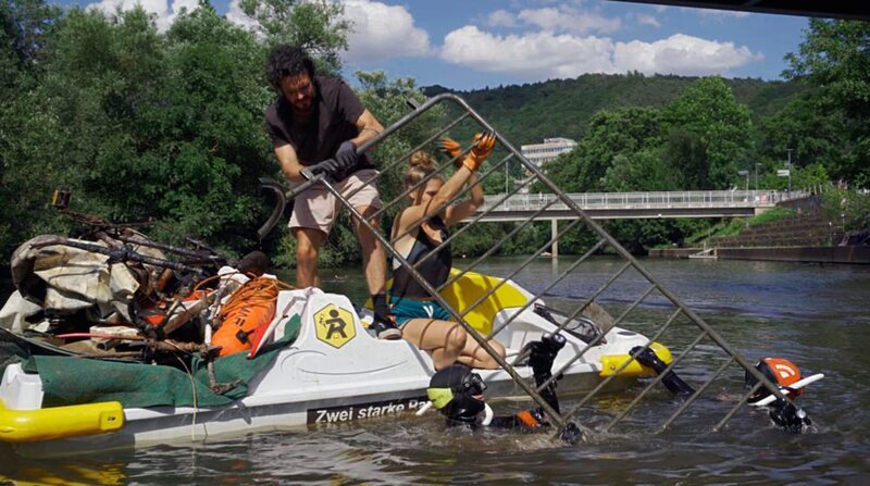 Noah taucht mit seinen Freunden seit zwei Jahren in der Lahn und sie haben bereits über 5 Tonnen Schrott und viel Kurioses aus dem Fluss geholt. – Bild: HR