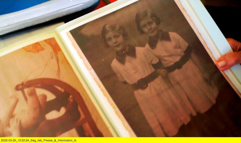 Vor 80 Jahren hat die Rote Armee das Konzentrationslager Auschwitz befreit. Die Nazis ermorden dort mindestens 1,1 Millionen Menschen. Die Zahl der Zeitzeuginnen und Zeitzeugen schwindet von Jahr zu Jahr. Julia Riedhammer und Christine Thalmann haben sich von Überlebenden des Holocausts in Krakau, Berlin, Paris, Tel Aviv und Jerusalem ihre Schicksale erzählen lassen. – Fotoalbum von Regine Steinitz. – Bild: rbb