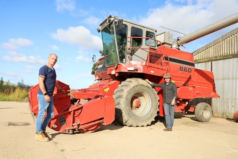 Will (l.) und Simon Parfett vor der Erntemaschine. – Bild: RTL /​ ® Plimsoll Productions Ltd
