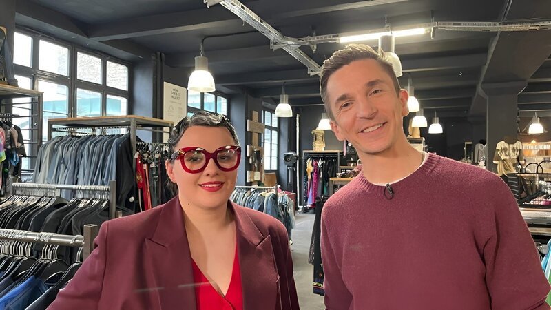 Zusammen mit Modepsychologin Jennifer Heinen möchte „PUR+“-Moderator Eric Mayer herausfinden, welche Wirkung Kleidung auf uns selbst und andere hat. In einem Second-Hand-Laden dürfen Jugendliche ein Outfit zusammenstellen, um einen bestimmten Aspekt ihrer Persönlichkeit zu betonen. – Bild: ZDF/​Sandra Palm