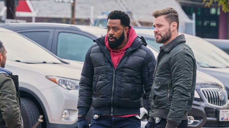 Kevin Atwater (LaRoyce Hawkins, l.) und Adam Ruzek (Patrick John Flueger, r.) – Bild: AXN Black