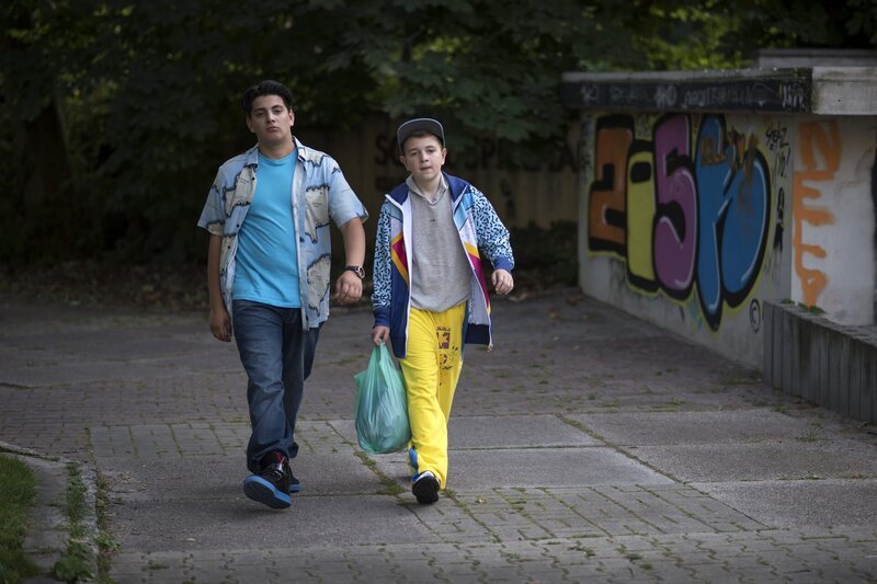 Der Checkermeister Orkan kommt mit seinem Schüler Julius vom Flohmarkt zurück. – Bild: Felix Abraham
