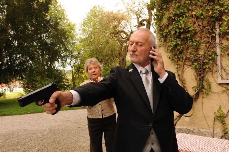 Hildegard (Antje Hagen, l.); Alfons (Sepp Schauer, r.) – Bild: ARD /​ Ann Paur
