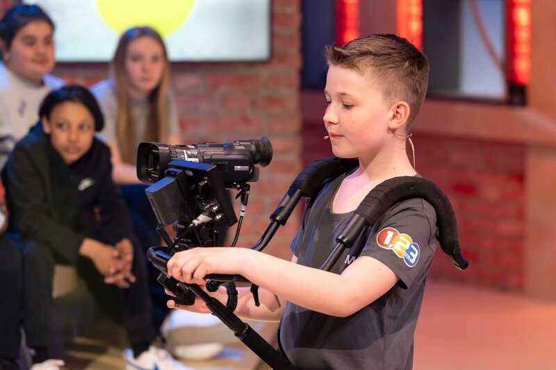 Max ist als Kamerakind bei „1, 2 oder 3“ im Einsatz. – Bild: Ralf Wilschewski /​ ZDF