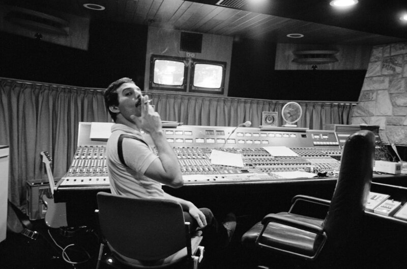 Freddie Mercury war von Montreux zunächst gelangweilt. Als er jedoch erfuhr, dass er sich mit Aids infiziert hatte, wählte er die Stadt als seinen Rückzugsort. – Bild: Peter Hince