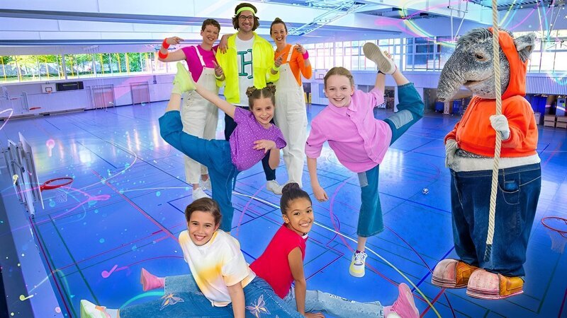 Die TanzAlarm Kids, Kindermusiker herrH und TanzTapir bringen Schwung in die Sportstunde. – Bild: KiKA/​ZDF/​Ron Bergmann