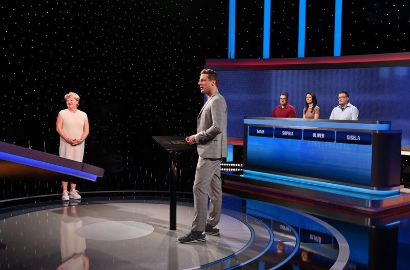 Moderator Alexander Bommes (M.) mit den Kandidaten: Gisela Bartsch (l.), Maik Müller (3.v.r.), Sophia Pawlowski (2.v.r.) und Oliver Huppert (r.). – Bild: ARD/​Uwe Ernst