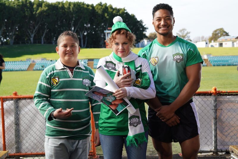 Mickeys Daddy (Daya Sao-Mafiti) spielt zum ersten Mal für seine neue Rugby-Mannschaft. Lehrerin Miss Crapper (Helen Dallimore) ist ein großer Fan. – Bild: hr/​Northern Pictures