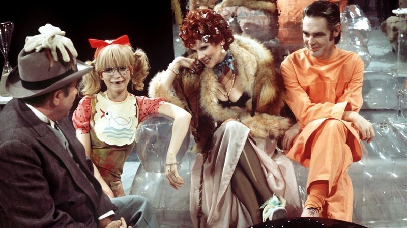 Die „Klimbim“-Familie: Franz Muxeneder, Ingrid Steeger, Elisabeth Volkmann und Horst Jüssen spielen 1974 in der Comedy-Serie mit. – Bild: phoenix/​ZDF/​Horst Ossinger