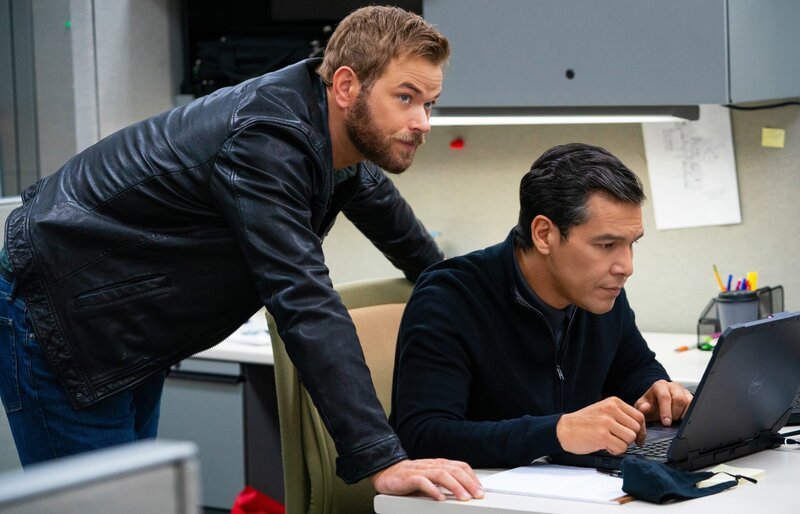 Kenny Crosby (Kellan Lutz, l.); Clinton Skye (Nathaniel Arcand, r.) – Bild: 2020 CBS Broadcasting Inc. All Rights Reserved. /​ Mark Schafer Lizenzbild frei