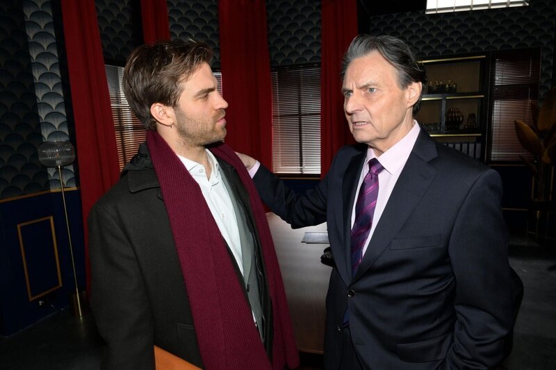Gerner (Wolfgang Bahro, r.) will Julian (Onno Buß) zu mehr Macht verhelfen. – Bild: RTL /​ Rolf Baumgartner /​ Kronprinz