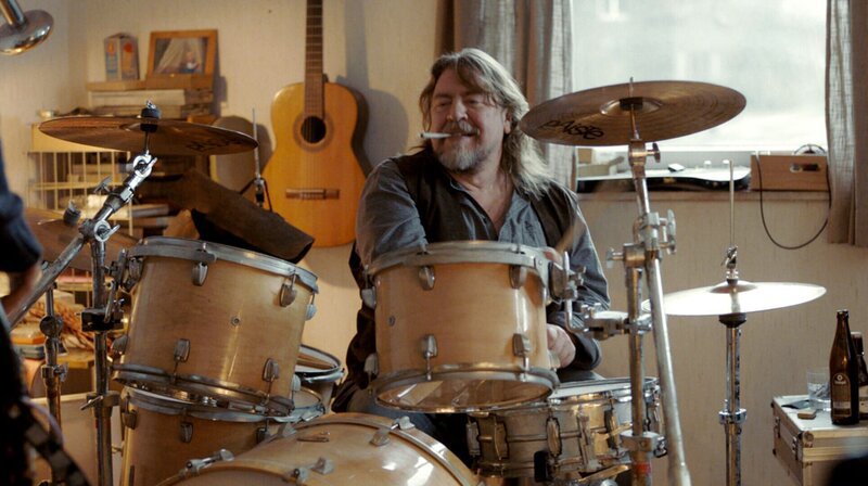 So wie früher: Bulle (Armin Rohde) am Schlagzeug – Bild: ARD Degeto/UFA Fiction/Feine Film/Wolfgang Ennenbach So wie früher: Bulle (Armin Rohde) am Schlagzeug – Bild: ARD Degeto/UFA Fiction/Feine Film/Wolfgang Ennenbach