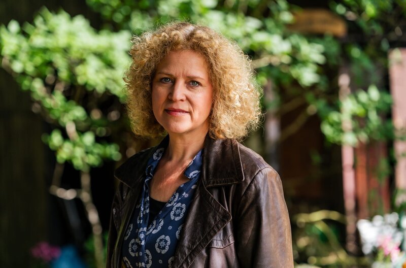 Bea Faller (Christiane Brammer) muss sich eingestehen, dass sie sich in Manuel verliebt hat. – Bild: SWR/​Christian Koch