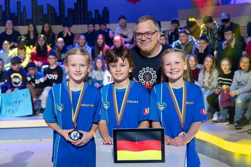 Für das blaue Team aus Straubing/​Deutschland war die Sendung eine tolle Erfahrung. – Bild: Ralf Wilschewski /​ ZDF und Ralf Wilschewski