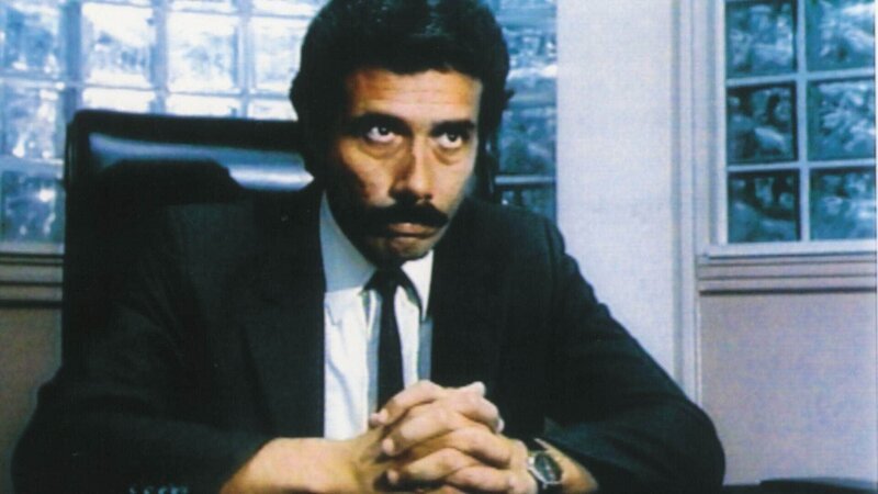 Lt. Castillo (Edward James Olmos) beauftragt Sonny Crockett und Ricardo Tubbs mit der Überwachung von Albert Lombard. Er soll vor Gericht gegen Librizzi aussagen und deshalb ist sein Leben in Gefahr. – Bild: MG RTL D