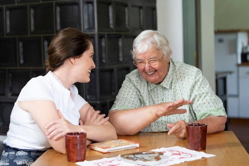 L-R: Conny Bürgler und Franziska Emeder – Bild: ServusTV