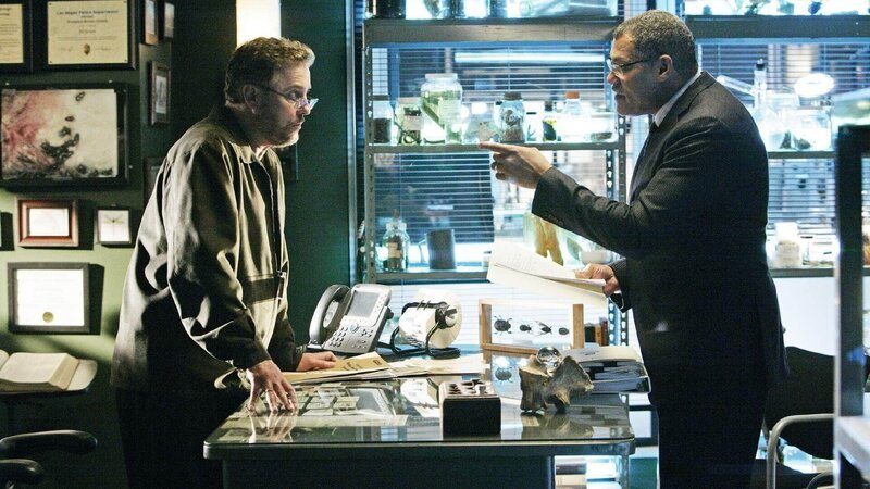 Grissom (William Petersen, li.) bittet Dr. Raymond Langston (Laurence Fishburne), das CSI-Team als Berater zu unterstützen, da er sich bereits ausgiebig mit der Psyche von Haskell beschäftigt hat. Doch das ist nicht der einzige Grund … – Bild: RTL /​ CBS