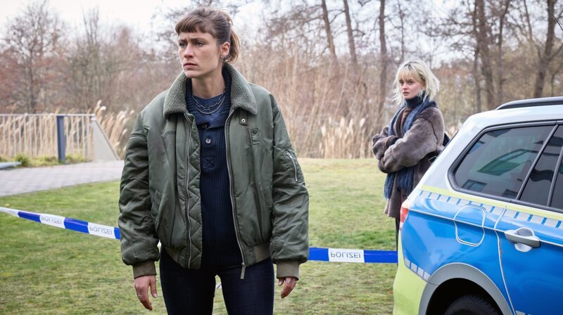 Als Jule Zabek (Sophie Pfennigstorf, l.) Alfie von Stenz (Maja Bons, r.) am Tatort sieht, keimt ein Verdacht in ihr. – Bild: ZDF und Sandra Hoever