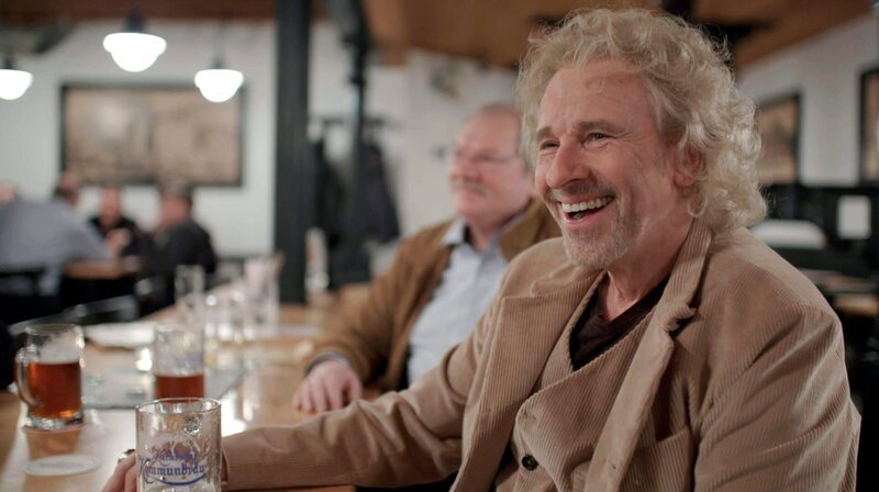 Nach einem langen Drehtag in Kulmbach gibt es Für Thomas Gottschalk zum Feierabend ein Bierchen mit alten Freunden. Weiteres Bildmaterial finden Sie unter www.br-foto.de. – Bild: BR/​Tosca Media
