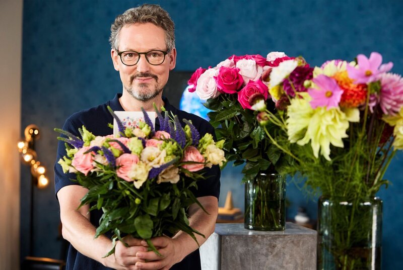 In Deutschland werden mehr Schnittblumen verkauft als in jedem anderen europäischen Land – ein Milliardengeschäft. Dabei stammen vier von fünf Blumen aus dem Ausland. Ein großer Teil wird aus Kenia exportiert und über die Niederlande nach Deutschland gebracht. Das klingt nicht gerade umweltfreundlich. Kann man also noch bedenkenlos Schnittblumen verschenken? Antworten gibt’s bei „Wissen vor acht-Erde“. – Bild: ARD/​Kai Schulz