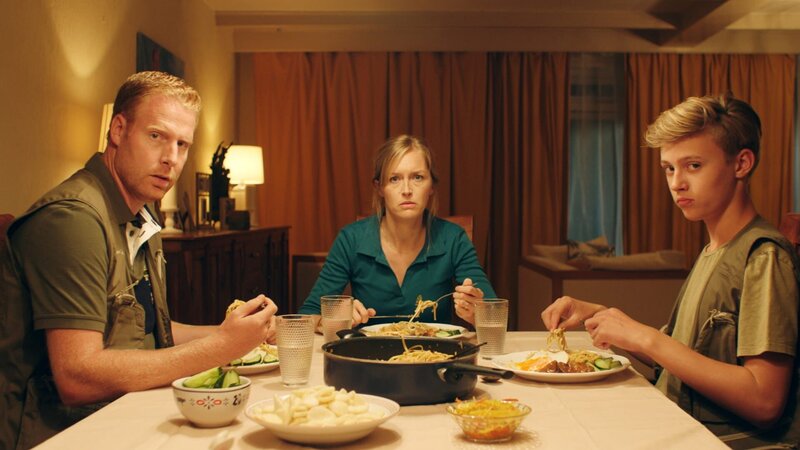 Jan (Ferdi Stofmeel, li.) und Kees (Ole Kroes, re.) wollen alleine Karpfenfischen gehen. – Bild: „Bild: ND …