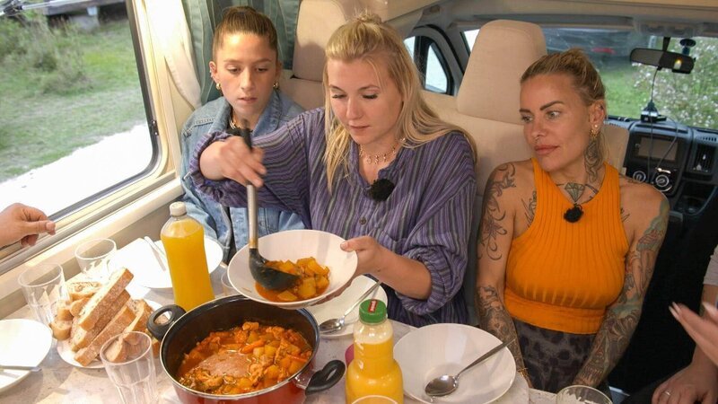 V.l.: Jessica, Farina und Desiree. – Bild: RTL /​ RTL Studios