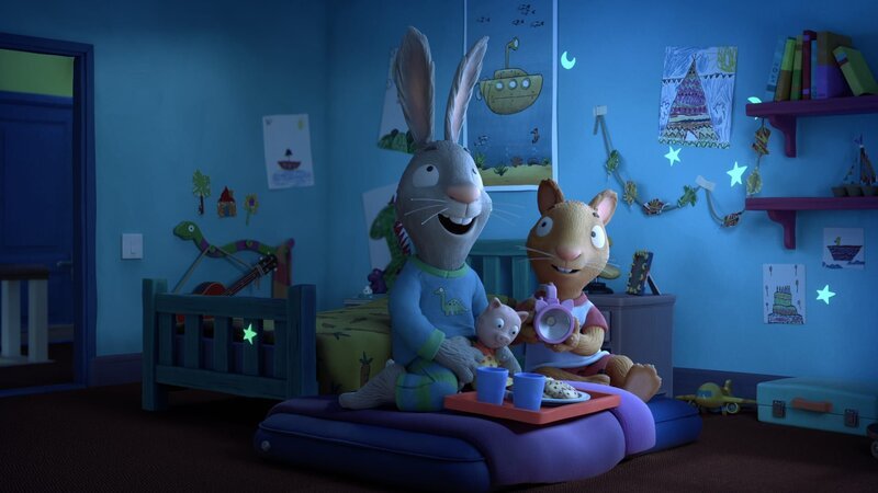 Danke Posys guter Idee, viele leuchtende Sterne im Schlafzimmer zu platzieren, fühlt sich Pip gleich besser. – Bild: ZDF/​Magic Light Pictures LTD