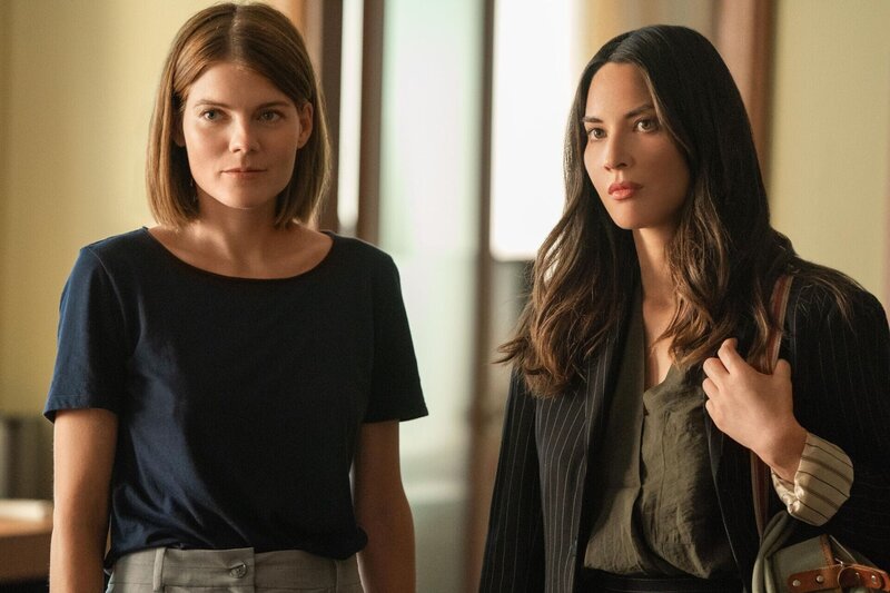 Myfanwy Thomas (Emma Greenwell, l.); Monica Reed (Olivia Munn, r.) – Bild: Lions Gate Television Inc. /​ Steffan Hill