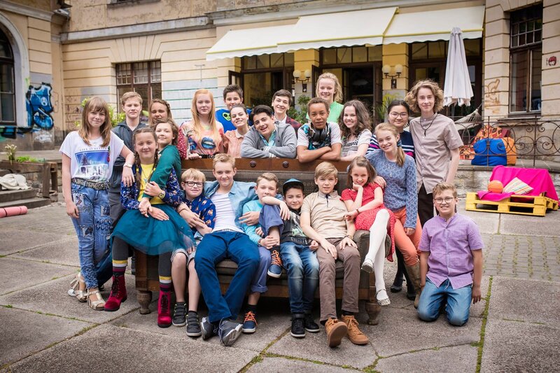 Der Cast der 21. Staffel von Schloß Einstein. – Bild: MDR /​Saxonia Media /​ Felix Abraham