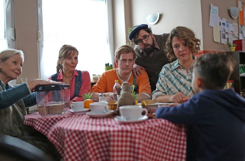 V. li. n. re.: Frau Nöthe (Margot Nage), Gabi (Adelheid Kleineidam), Julius (Johannes Heinrichs), Nick (Steven Preisner) und Annika (Laura Louisa Garde) suchen die Eltern des kleinen Ali (Taha Saracali). – Bild: ARD Degeto/​Hagen Bogdanski