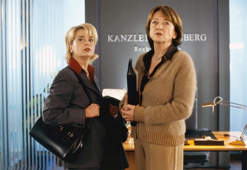 Christina Ehrenberg (Gisela Schneeberger) kann es nicht fassen: ihr Mann hat sie und die gemeinsame Kanzlei verlassen. Wenigstens Sekretärin Iris (Barbara Focke) hält ihr die Treue. – Bild: MDR/​ARD/​Marion von der Mehden