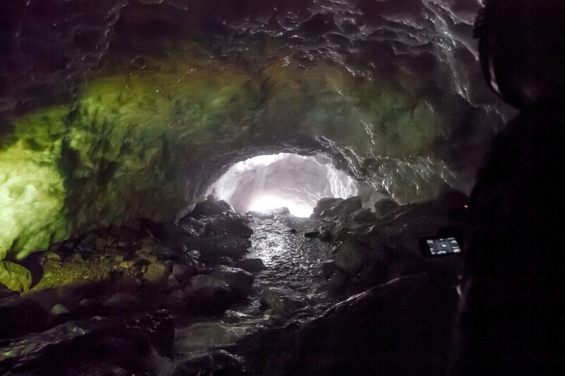 Die Eiskapelle am Fuß des Watzmann. Schmelzwasser formt unter einem dicken Eispanzer eine Höhle. – Bild: BR/​NDR/​Wolf Wichmann