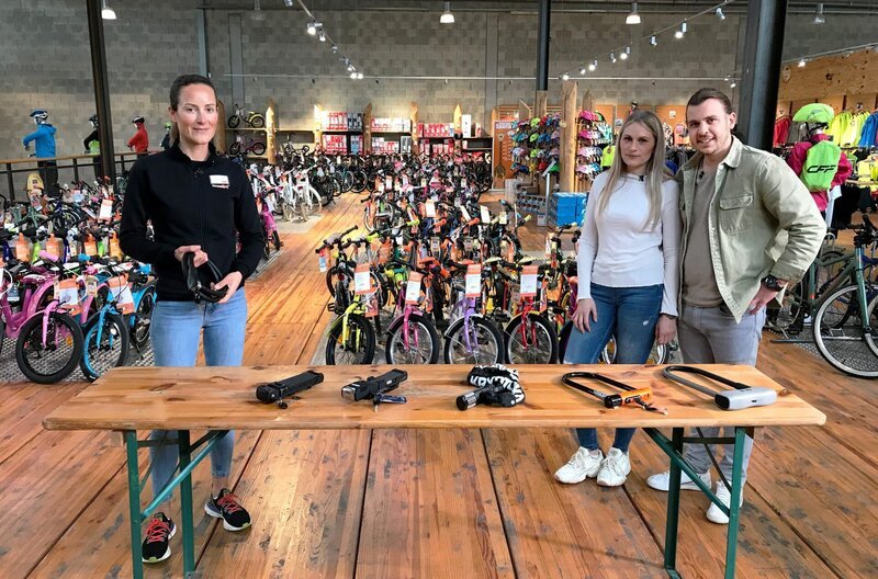 Welches Fahrradschloss passt zu den neuen Rädern? Fachverkäuferin Lisa-Marie Kraus (li.) führt durch den Schlösser-Dschungel. – Bild: SWR/​solisTV Film- und Fernsehproduktionen