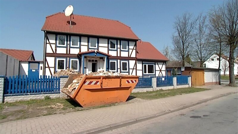 Steffi und Lucas wollen raus aus ihrer Wohnung und machen sich auf die Suche nach einem Schnäppchenhaus … – Bild: RTLZWEI