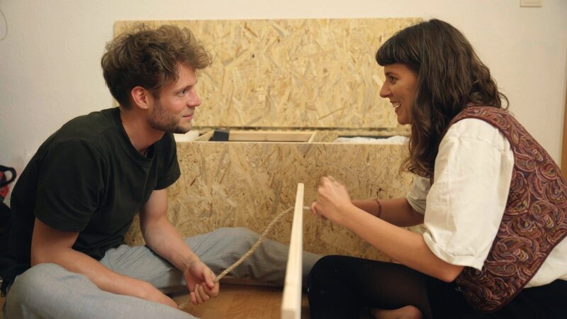 Sophie (r.) und Martin (l.) gestalten in ihrer Wohnung viel selbst. – Bild: ZDF und Mia Media