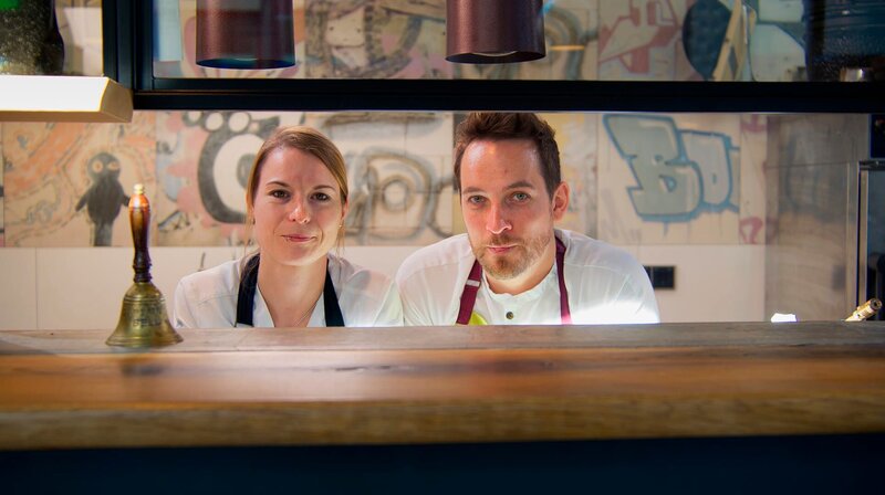 Sonja Baumann und Erik Scheffler am Pass, Schnittstelle zwischen Küche und Service. – Bild: HR/​SR/​Christoph Heymann