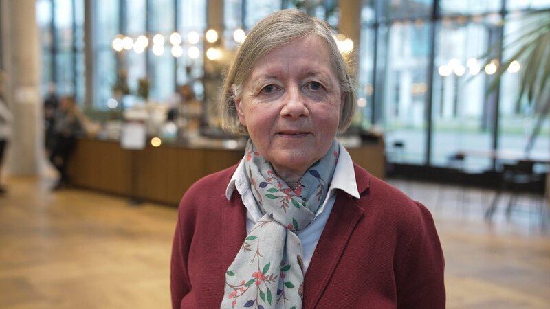 Prof. Barbara Krahé , Sozialpsychologin (i.R.) der Universität Potsdam, erklärt, warum es in der Gesellschaft viele falsche Vorstellungen von sexuellen Übergriffen gibt, so genannte Vergewaltigungsmythen. – Bild: ZDF und Benedict Sicheneder