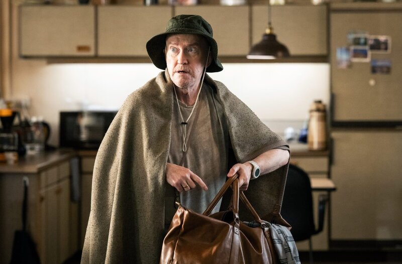 Dietmar Knaus (Peter Nottmeier, r.) hat von seiner Frau trockene Klamotten bekommen. – Bild: ARD/​Martin Valentin Menke