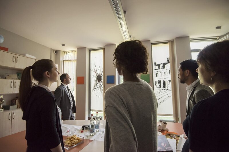 Gerade als alle Kollegen versammelt sind, wird das Lehrerzimmer in einen Escape-Room verwandelt. – Bild: MDR/​Saxonia Media/​Felix Abraham