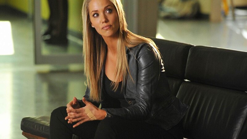 Horatios Ex-Frau Julia (Elizabeth Berkley) muss eine lebenslange Freiheitsstrafe befürchten. – Bild: SUPER RTL