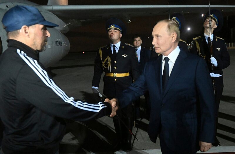 01.08.2024, Russland, Moskau: Der russische Präsident Wladimir Putin (r) begrüßt den vom Westen freigelassenen russischen Gefangenen Wadim Krassikow (l.) nach dessen Ankunft auf dem Regierungsflughafen Vnukovo außerhalb von Moskau. Russland und der Westen machen einen beispiellosen Gefangenen-Deal. Es wirkt wie ein Agentenkrimi: Ein verurteilter Mörder und Spione kommen im Austausch für politische Gefangene frei. – Bild: phoenix/​ZDF/​AP /​Sputnik/​Kremlin