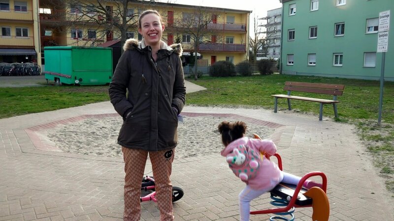 Für die 26-jährige Janine geht derweil ein Traum in Erfüllung. Sie kann ihre Ausbildung an der Make-up-Schule in Frankfurt beginnen. – Bild: RTLZWEI