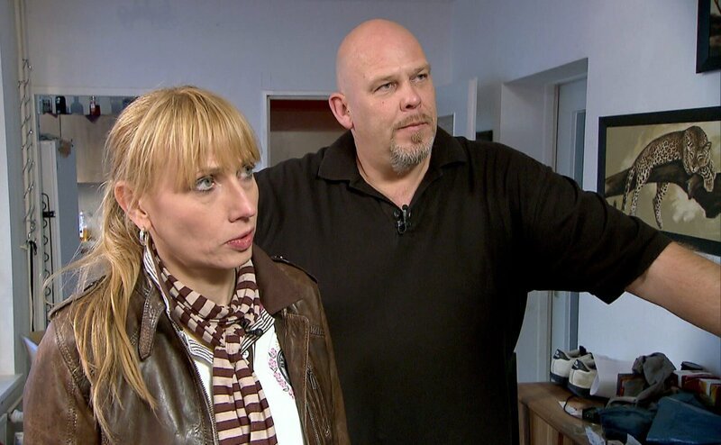 Die beiden Experten Sabina Hankel-Hirtz und Dennis Karl versuchen alles, um dem verzweifelten Helga bei den ersten Schritten in ein neues Leben zu helfen. – Bild: RTL Zwei