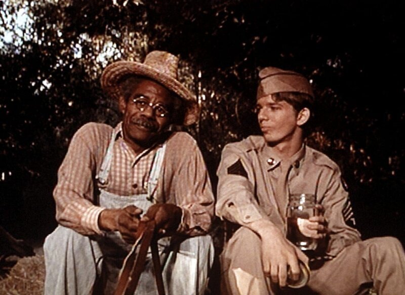 Jim Bob (David W. Harper, r.) ist auf dem Weg nach Hause. Jeremiah (Darsteller unbekannt) nimmt ihn auf seinem Fuhrwerk ein Stück mit … – Bild: WARNER BROS. INTERNATIONAL TELEVISION