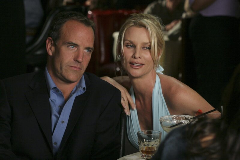 Als Susan Ex-Mann Karl (Richard Burgi, l.) gemeinsam mit Edie (Nicolette Sheridan, r.) auf Julies Geburtstagsfeier erscheint, kommt es zum Eklat … – Bild: 2004 ABC, INC. /​ Danny Feld Lizenzbild frei