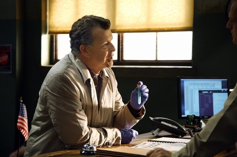 Versucht im Labor die Reise zwischen zwei Realitäten mit Fröschen zu simulieren: Dr. Walter Bishop (John Noble) … – Bild: Warner TV Serie