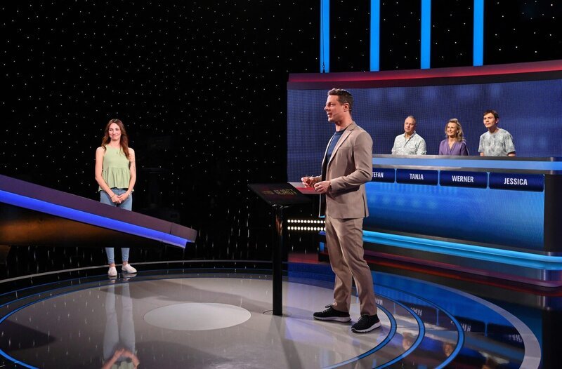 Moderator Alexander Bommes (M.) mit den Kandidaten: Jessica Schlegel (l.), Stefan Morawe (3.v.r.), Tanja Heutink (2.v.r.) und Werner Ranft (r.). – Bild: ARD/​Uwe Ernst