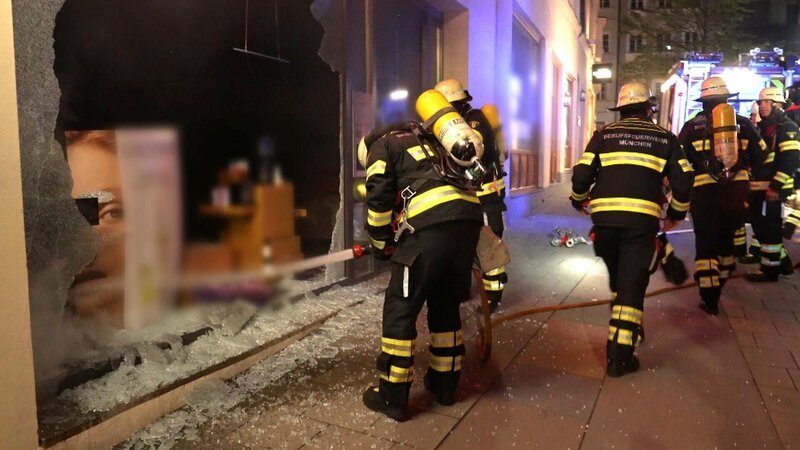Die Münchner Feuerwehr bekämpft einen Brand in einer Apotheke. – Bild: RTL /​ Folge 10
